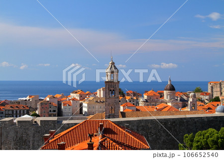 クロアチアの世界文化遺産、アドリア海の真珠ドブロブニク スルジ山ロープウェイから旧市街の尖塔やドーム クロアチアの世界文化遺産、アドリア海の真珠ドブロブニク スルジ山ロープウェイから旧市街の尖塔やドーム 106652540