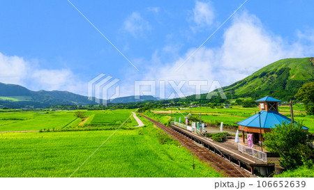 阿蘇の山並みを背景にサニー号トレインと南阿蘇水の生まれる里白水高原駅「南阿蘇鉄道　全線開通」 106652639