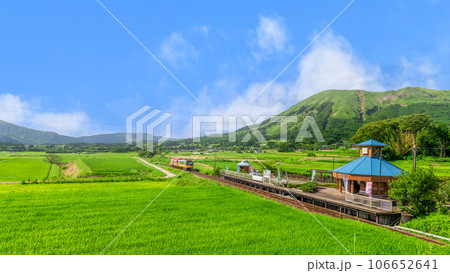 阿蘇の山並みを背景にサニー号トレインと南阿蘇水の生まれる里白水高原駅「南阿蘇鉄道　全線開通」 106652641