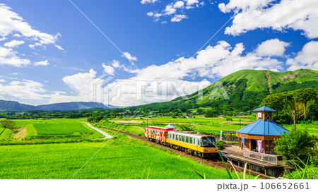 阿蘇の山並みを背景に観光列車サニー号トレインと南阿蘇水の生まれる里白水高原駅「南阿蘇鉄道　全線開通」 106652661