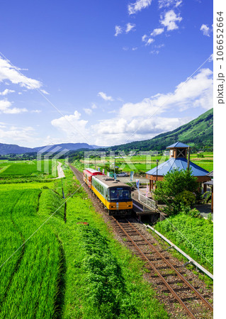 阿蘇の山並みを背景に観光列車サニー号トレインと南阿蘇水の生まれる里白水高原駅「南阿蘇鉄道　全線開通」 106652664