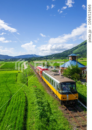 阿蘇の山並みを背景に観光列車サニー号トレインと南阿蘇水の生まれる里白水高原駅「南阿蘇鉄道　全線開通」 106652666