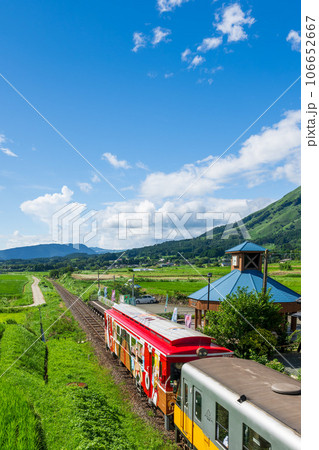 阿蘇の山並みを背景に観光列車サニー号トレインと南阿蘇水の生まれる里白水高原駅「南阿蘇鉄道　全線開通」 106652667