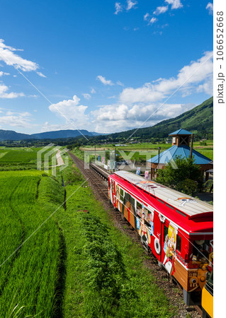 阿蘇の山並みを背景に観光列車サニー号トレインと南阿蘇水の生まれる里白水高原駅「南阿蘇鉄道　全線開通」 106652668