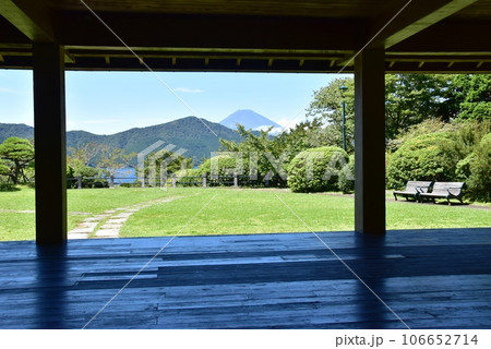 箱根町　神奈川県立恩賜箱根公園の休憩所と富士山 106652714