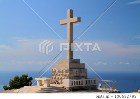 クロアチアの世界文化遺産、アドリア海の真珠ドブロブニク スルジ山山頂の十字架 クロアチアの世界文化遺産、アドリア海の真珠ドブロブニク スルジ山山頂の十字架 106652795