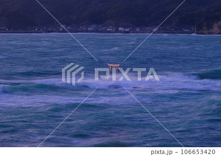 荒波打ち寄せる勝浦湾と旧遠見岬神社の海中鳥居 Ver1 荒波打ち寄せる勝浦湾と旧遠見岬神社の海中鳥居 Ver1 106653420