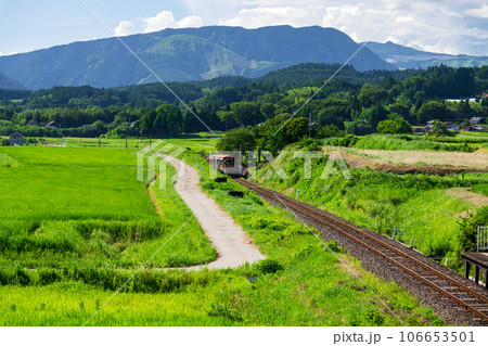阿蘇の山並みを背景に観光列車 トロッコ列車 南阿蘇水の生まれる里白水高原駅「南阿蘇鉄道 全線開通」 阿蘇の山並みを背景に観光列車 トロッコ列車 南阿蘇水の生まれる里白水高原駅「南阿蘇鉄道 全線開通」 106653501