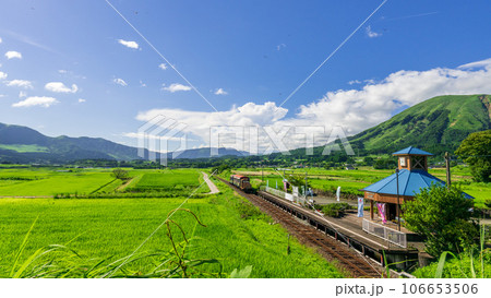 阿蘇の山並みを背景に観光列車 トロッコ列車 南阿蘇水の生まれる里白水高原駅「南阿蘇鉄道 全線開通」 阿蘇の山並みを背景に観光列車 トロッコ列車 南阿蘇水の生まれる里白水高原駅「南阿蘇鉄道 全線開通」 106653506