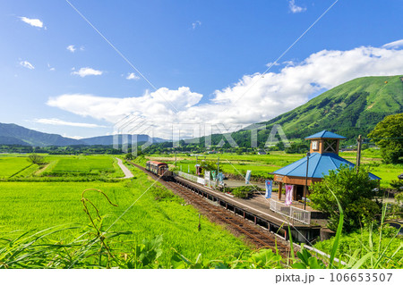 阿蘇の山並みを背景に観光列車　トロッコ列車　南阿蘇水の生まれる里白水高原駅「南阿蘇鉄道　全線開通」 106653507