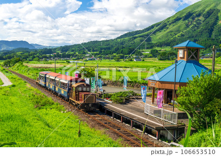阿蘇の山並みを背景に観光列車　トロッコ列車　南阿蘇水の生まれる里白水高原駅「南阿蘇鉄道　全線開通」 106653510