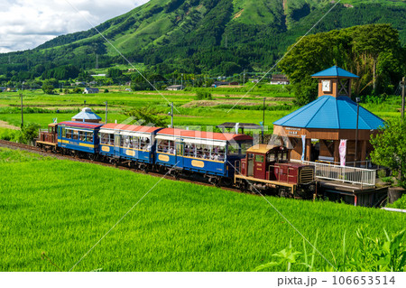 阿蘇の山並みを背景に観光列車 トロッコ列車 南阿蘇水の生まれる里白水高原駅「南阿蘇鉄道 全線開通」 阿蘇の山並みを背景に観光列車 トロッコ列車 南阿蘇水の生まれる里白水高原駅「南阿蘇鉄道 全線開通」 106653514