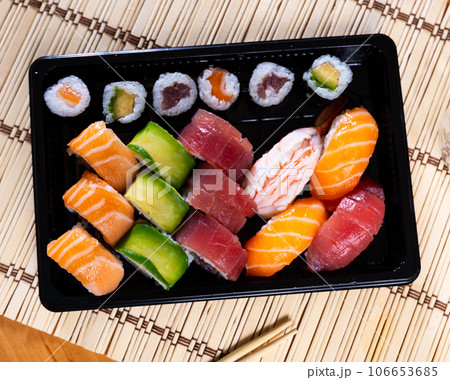 Roll set containing maki, uramaki and nigiri in service plate Roll set containing maki, uramaki and nigiri in service plate 106653685