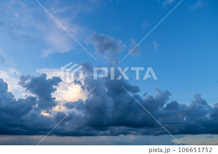 夏の青空に湧き立つ黒雲　a-1 106653752