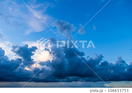 夏の青空に湧き立つ黒雲　a-2 高彩度コントラスト 106653753