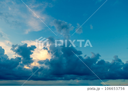夏の青空に湧き立つ黒雲　a-4 暖色寒色強調 106653756