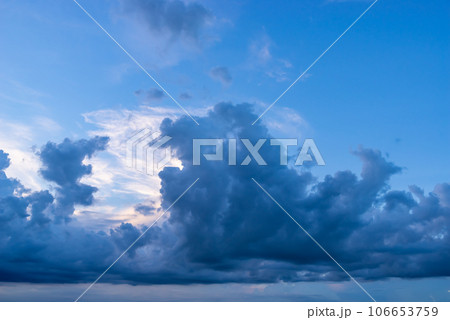 夏の青空に湧き立つ黒雲　b-1 106653759