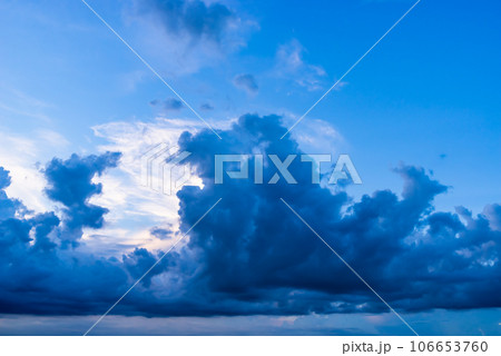 夏の青空に湧き立つ黒雲 b-2 高彩度コントラスト 夏の青空に湧き立つ黒雲 b-2 高彩度コントラスト 106653760