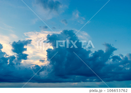 夏の青空に湧き立つ黒雲　b-4 暖色寒色強調 106653762