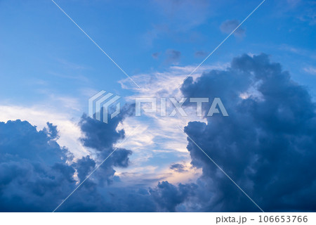 夏の青空に湧き立つ黒雲　c-1 106653766