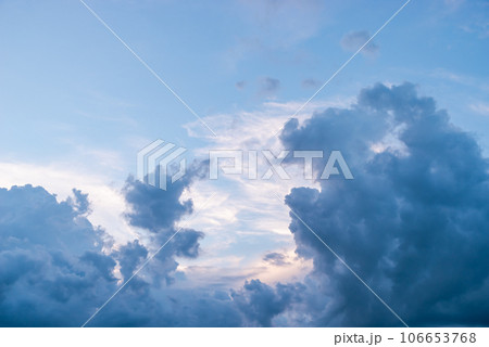 夏の青空に湧き立つ黒雲　c-3 ライトトーン 106653768