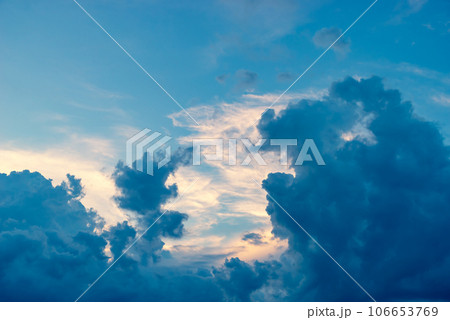 夏の青空に湧き立つ黒雲　c-4 暖色寒色強調 106653769