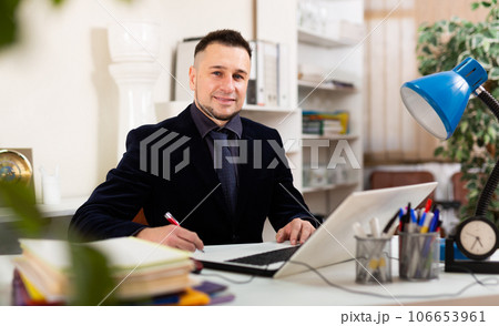 Professional business man using laptop at workplace in modern office 106653961