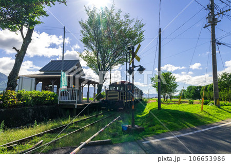 夏空を背景に駅舎とトロッコ列車風景（CMで話題になった駅舎）【見晴台駅】　「南阿蘇鉄道　全線開通」 106653986