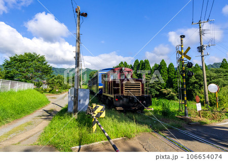 夏空を背景に駅舎とトロッコ列車風景（CMで話題になった駅舎）【見晴台駅】　「南阿蘇鉄道　全線開通」 106654074