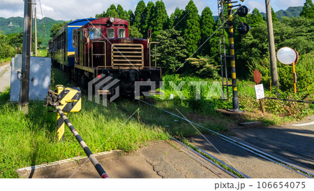 踏切とトロッコ列車風景(CMで話題になった駅舎)【見晴台駅】 「南阿蘇鉄道 全線開通」 踏切とトロッコ列車風景(CMで話題になった駅舎)【見晴台駅】 「南阿蘇鉄道 全線開通」 106654075