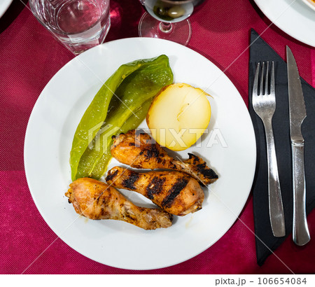 Appetizing chicken thigh with potatoes and bell pepper 106654084