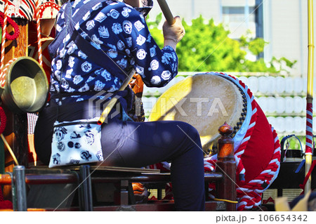 高崎市　高崎まつり　山車に乗って太鼓をたたく人たち 106654342