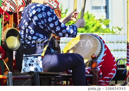 高崎市　高崎まつり　山車に乗って太鼓をたたく人たち 106654343