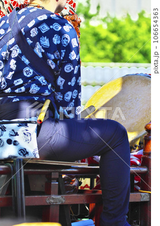 高崎市 高崎まつり 山車に乗って太鼓をたたく人たち 高崎市 高崎まつり 山車に乗って太鼓をたたく人たち 106654363