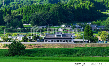 阿蘇の山並みを背景に駅舎周辺風景【阿蘇下田城ふれあい温泉駅】　「南阿蘇鉄道　全線開通」 106654406