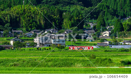 阿蘇の山並みを背景に駅舎周辺田園風景とサニー号【阿蘇下田城ふれあい温泉駅】 「南阿蘇鉄道 全線開通」 阿蘇の山並みを背景に駅舎周辺田園風景とサニー号【阿蘇下田城ふれあい温泉駅】 「南阿蘇鉄道 全線開通」 106654409
