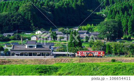 阿蘇の山並みを背景に駅舎周辺田園風景とサニー号【阿蘇下田城ふれあい温泉駅】　「南阿蘇鉄道　全線開通」 106654411