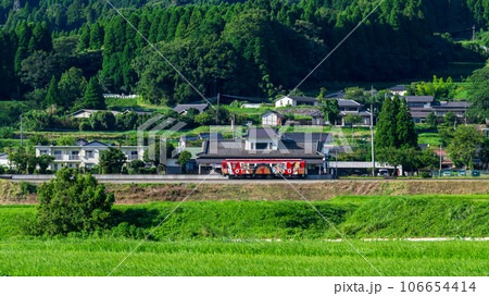 阿蘇の山並みを背景に駅舎周辺田園風景とサニー号【阿蘇下田城ふれあい温泉駅】 「南阿蘇鉄道 全線開通」 阿蘇の山並みを背景に駅舎周辺田園風景とサニー号【阿蘇下田城ふれあい温泉駅】 「南阿蘇鉄道 全線開通」 106654414