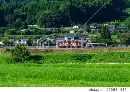 阿蘇の山並みを背景に駅舎周辺田園風景とサニー号【阿蘇下田城ふれあい温泉駅】　「南阿蘇鉄道　全線開通」 106654415