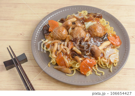 肉団子の餡かけ焼きそば 106654427
