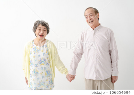仲良し 手をつなぐシニア夫婦 仲良し 手をつなぐシニア夫婦 106654694