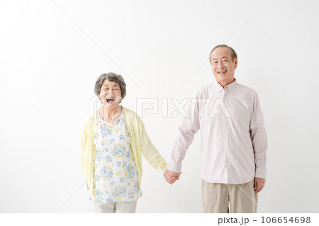 仲良し　手をつなぐシニア夫婦　 106654698