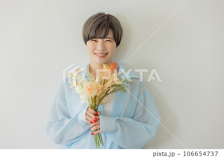 花束を持つ若い女性 花束を持つ若い女性 106654737