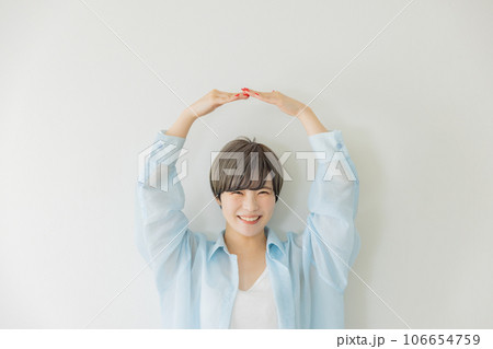 OKを出す若い女性 106654759