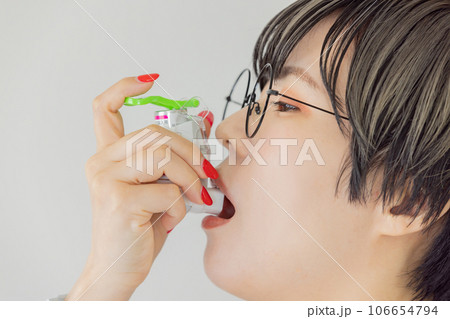 喘息持ちの女性 吸入薬 喘息持ちの女性 吸入薬 106654794