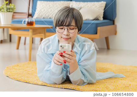 スマートフォンを操作する女性 スマートフォンを操作する女性 106654800