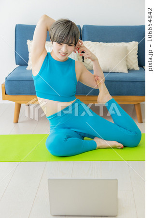 リモートでヨガを教えるインストラクター 106654842