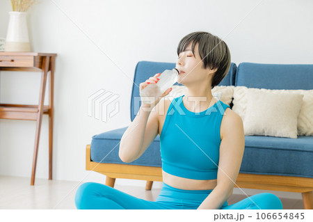 自宅の運動後給水をする女性 自宅の運動後給水をする女性 106654845