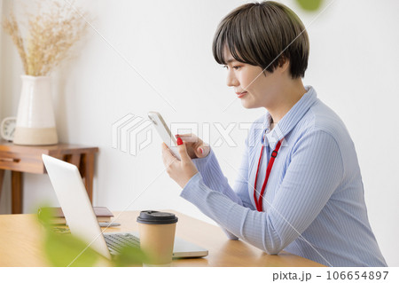 デザイナーズオフィスで働く若い女性 デザイナーズオフィスで働く若い女性 106654897