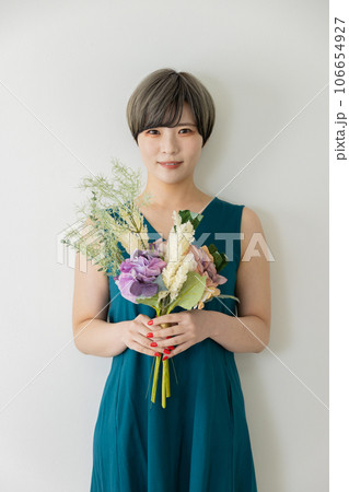 ドライフラワーの花束を持つワンピースの女性 ドライフラワーの花束を持つワンピースの女性 106654927